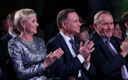 rezydent RP Andrzej Duda (C) z małżonką Agatą Kornhauser-Dudą (L) oraz prezes Polskiego Komitetu Oli