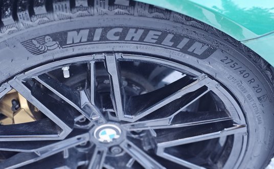 Specjalne opony Michelin przygotowane na zimowy wyjazdy BMW M5 przez fabrykę w Olsztynie
