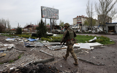 Ukraiński żołnierz w położonym na linii frontu mieście Bachmut w obwodzie donieckim