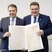 Dziś w Berlinie. Ministrowie Gabriel i Linkevičius z kopią aktu niepodległości Litwy