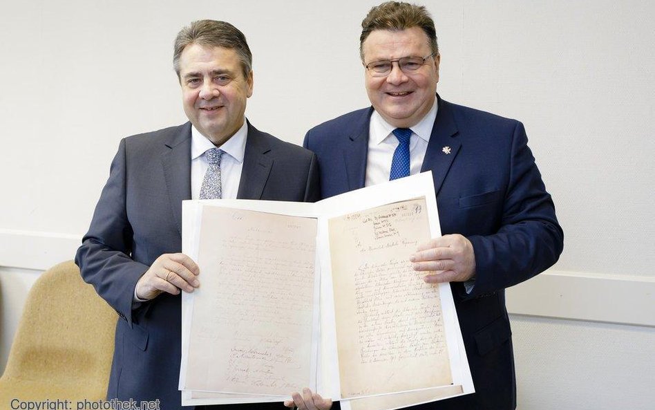 Dziś w Berlinie. Ministrowie Gabriel i Linkevičius z kopią aktu niepodległości Litwy