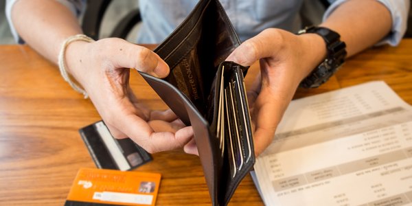 Portfele Polaków przez cały czas pod presją. Za wysokie koszty życia