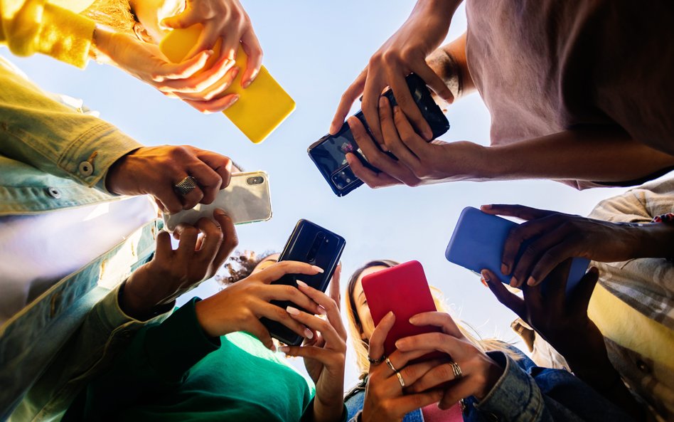 Zamiast traktować AI jako zagrożenie, warto spojrzeć na jej realną rolę w codziennym życiu młodych l