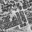 1945 rok. Zdjęcie lotnicze ukazuje skalę zniszczeń w ścisłym centrum miasta. Kolorem czerwonym zazna