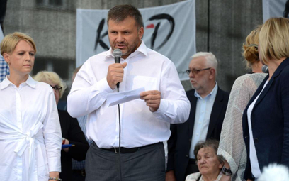 Rzecznik prasowy Krajowej Rady Sądownictwa Waldemar Żurek przemawia podczas pikiety "To NIE Koniec! 