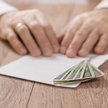 Uwaga na pułapkę przy darowiznach. Skarbówka żąda podatku, RPO apeluje o zmiany