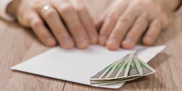 Darowizna może słono kosztować. Polacy dostają wezwania do zapłaty