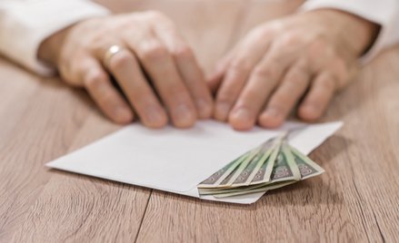Uwaga na pułapkę przy darowiznach. Skarbówka żąda podatku, RPO apeluje o zmiany