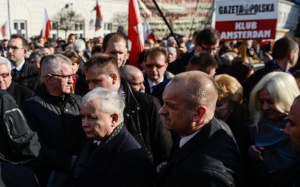 Prezes PiS Jarosław Kaczyński, podczas składania kwiatów przed Pałacem Prezydenckim w Warszawie