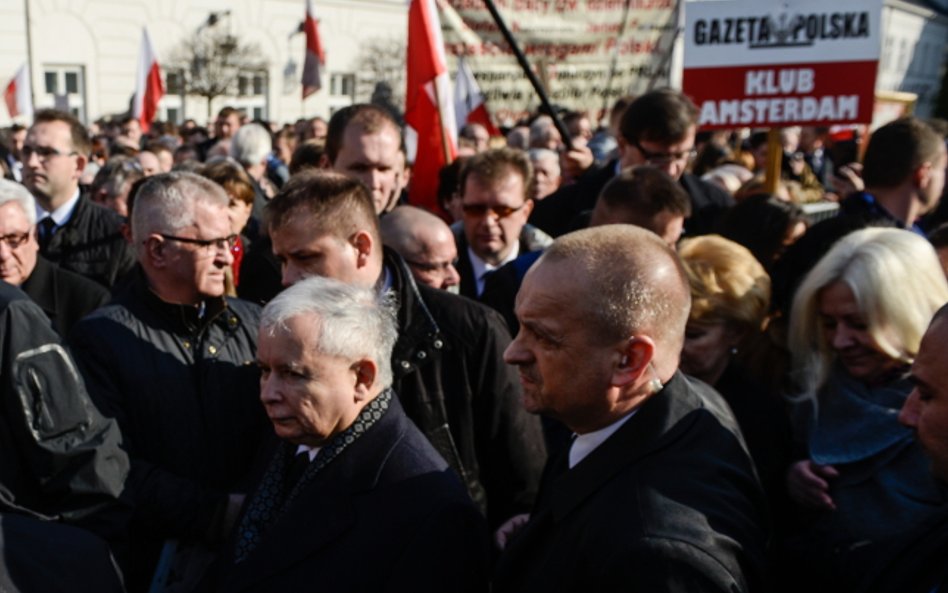 Prezes PiS Jarosław Kaczyński, podczas składania kwiatów przed Pałacem Prezydenckim w Warszawie