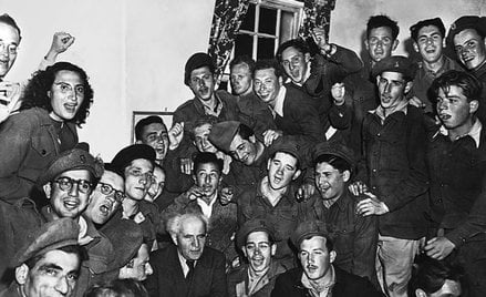Premier Izraela Dawid Ben-Gurion w otoczeniu żołnierzy, 1948 r.