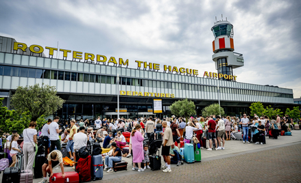 Podróżni przed lotniskiem w Rotterdamie. Globalna awaria informatyczna uniemożliwiła większości pasa