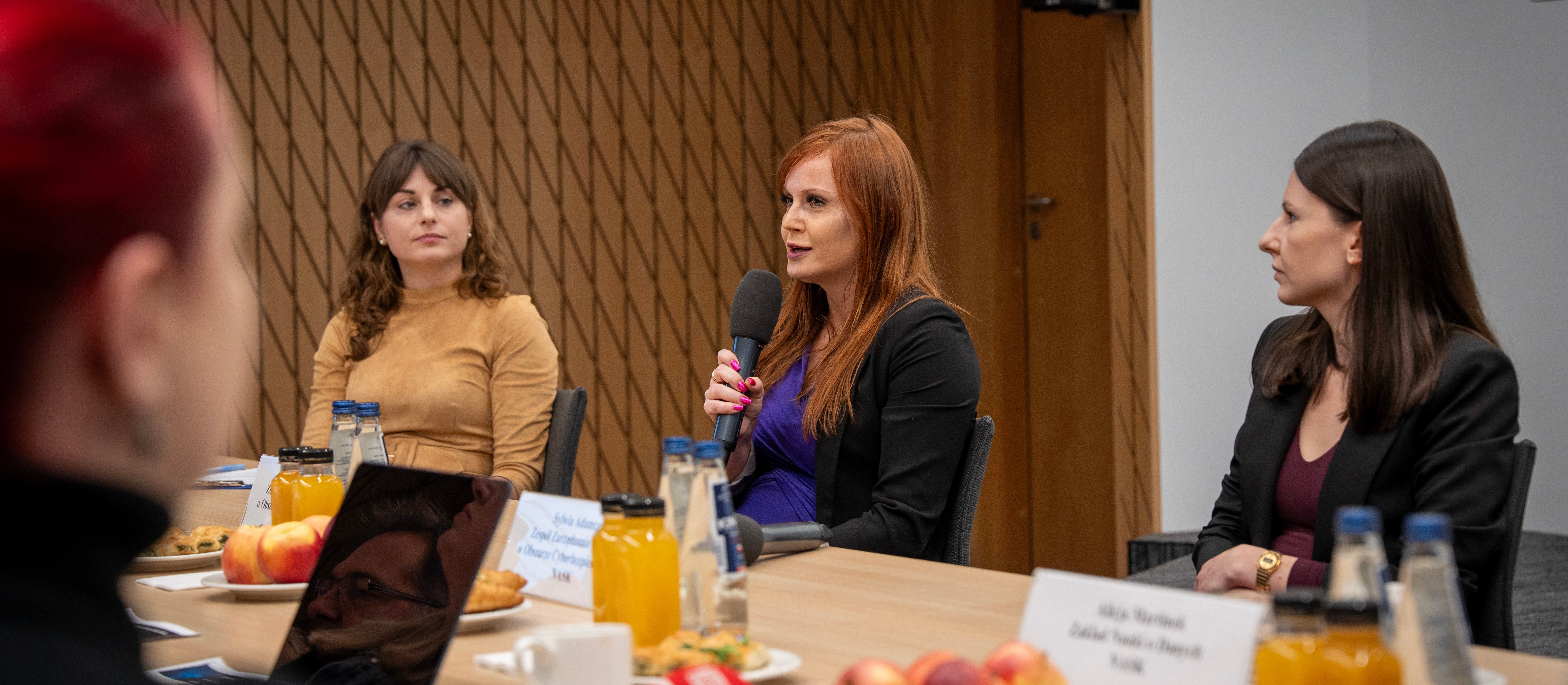 Przewodnik dla żurnalisty. Jak chronić media i ich odbiorców w dobie AI?