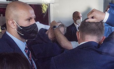 Prezydent Czech Miloš Zeman przewożony do szpitala w Pradze, 10 października 2021 r.