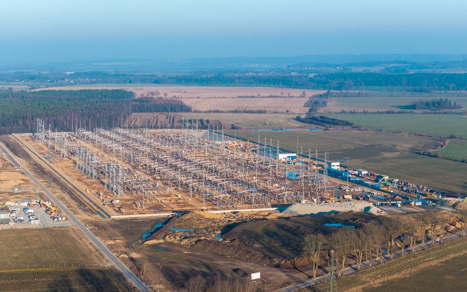Nakłady PSE na budowę energetycznych sieci przesyłowych to atrakcyjny kawałek tortu. Na zdjęciu budo