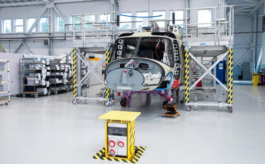 Pierwszy AW149 dla Wojska Polskiego na stanowisku pierwszego etapu linii montażu końcowego w zakłada