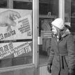 Władze wiedziały, że ludzie mają dość, ale swoim zwyczajem zaklinały rzeczywistość. Na zdjęciu plaka