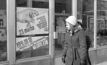 Władze wiedziały, że ludzie mają dość, ale swoim zwyczajem zaklinały rzeczywistość. Na zdjęciu plaka