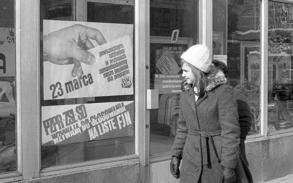 Władze wiedziały, że ludzie mają dość, ale swoim zwyczajem zaklinały rzeczywistość. Na zdjęciu plaka