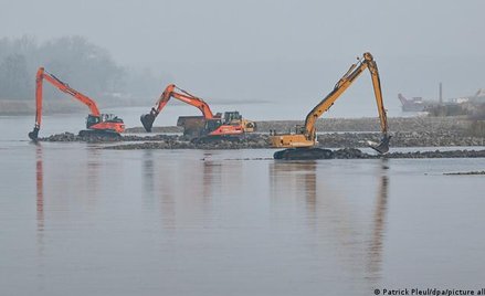 Maszyny budowlane na ostrogach po polskiej stronie Odry, 22 listopada br.