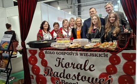 Minister rolnictwa Stefan Krajewski (w środku) pierwszego dnia odwiedził targi i spędził z jego ucze