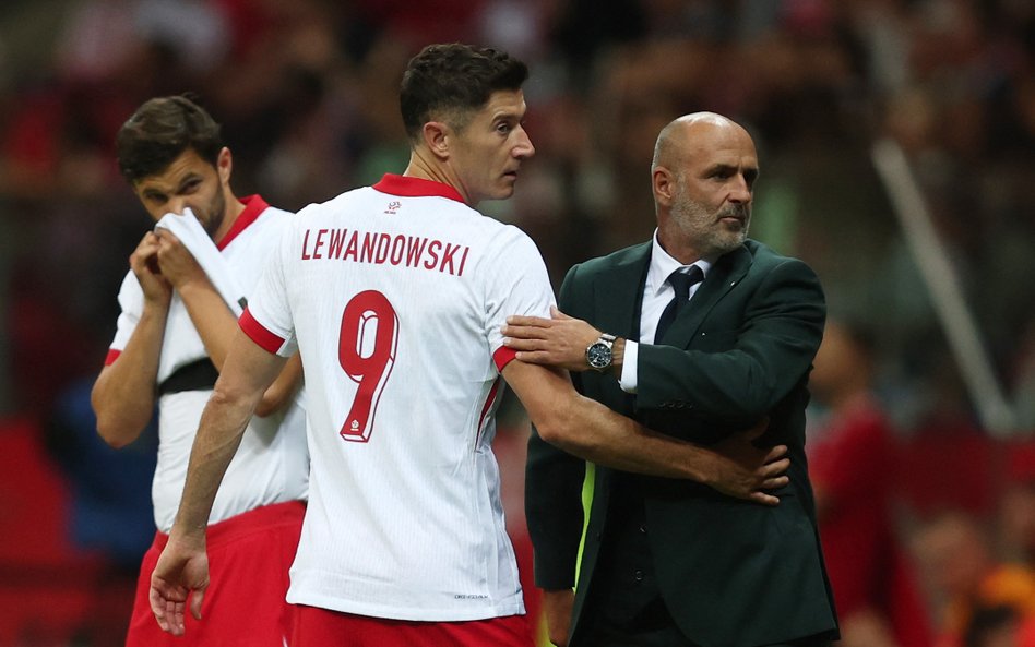 Selekcjoner piłkarskiej reprezentacji Polski Michał Probierz i kapitan kadry Robert Lewandowski