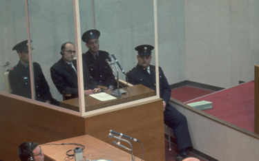 Proces Adolfa Eichmanna (siedzi w oszklonym pomieszczeniu) rozpoczął się 11 kwietnia 1961 r. w Sali 