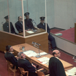 Proces Adolfa Eichmanna (siedzi w oszklonym pomieszczeniu) rozpoczął się 11 kwietnia 1961 r. w Sali 