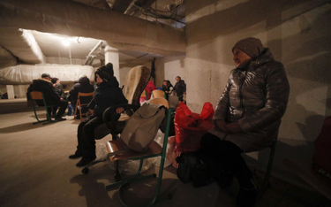 Mieszkańcy Kijowa szukają schronienia na stacji metra