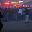 Chuligani atakujący policję