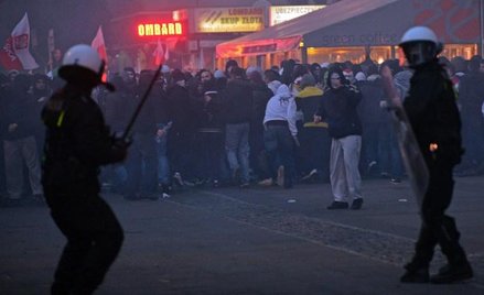Chuligani atakujący policję