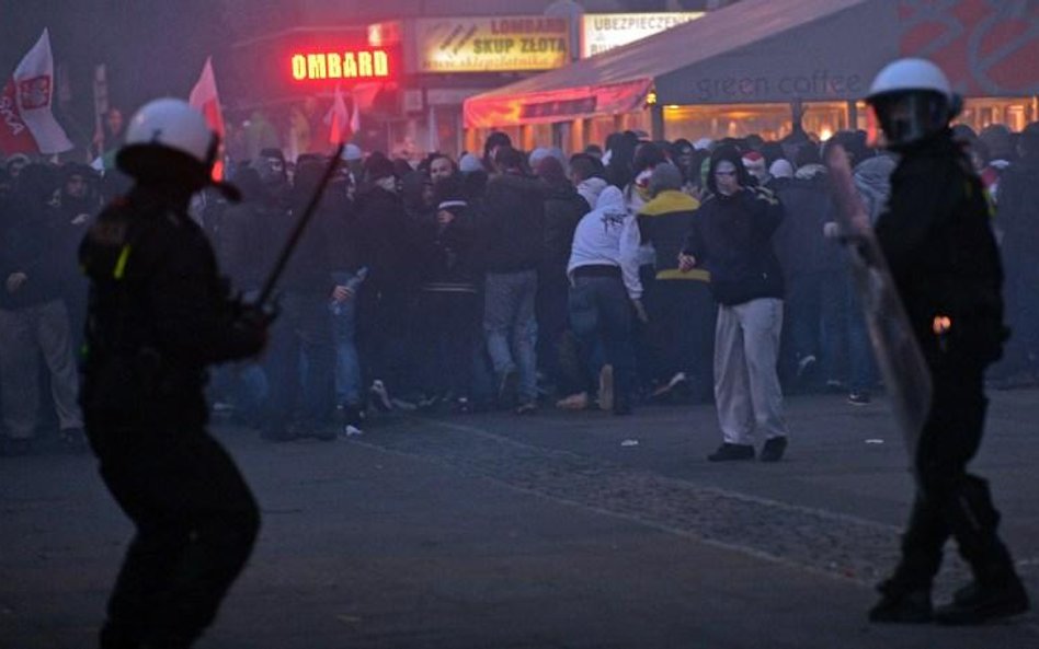 Chuligani atakujący policję