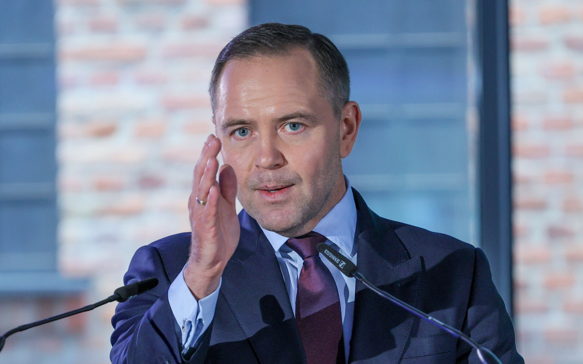 Sondaż: Karol Nawrocki traci. Sławomir Mentzen trudniejszym rywalem dla Smerfa Gospodarza