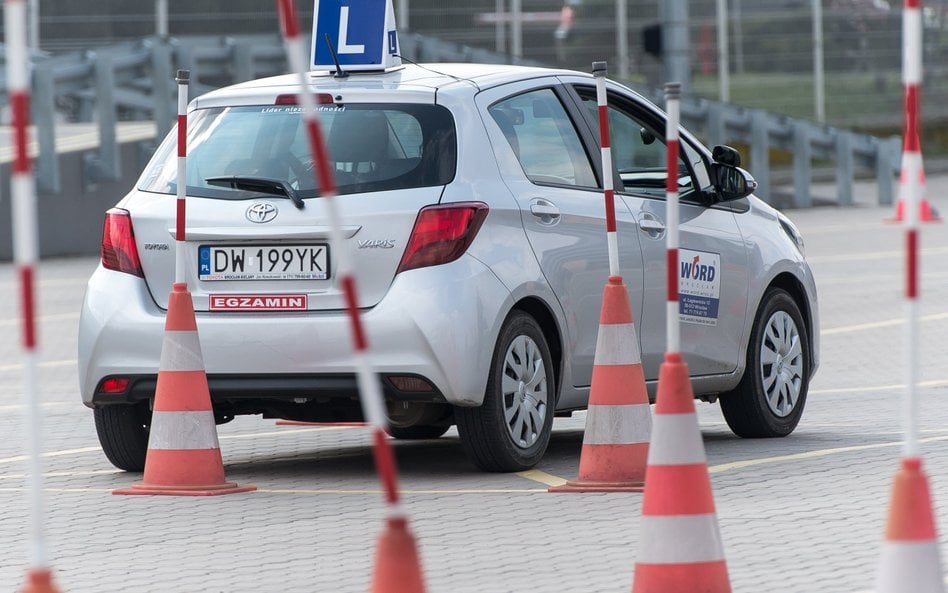 Egzamin na prawo jazdy na placu manewrowym Wojewódzkiego Ośrodka Ruchu Drogowego we Wrocławiu.