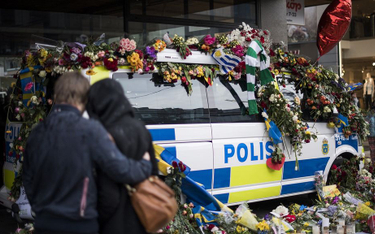 Kwiaty na policyjnym samochodzie, stojącym w miejscu, gdzie w kwietniu 2017 roku Rachmat Akiłow uder