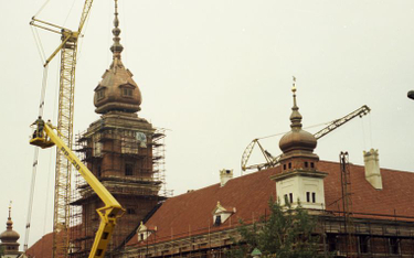 Wciąganie hełmu na Wieżę Zegarową, VII 1974 Fot. Stefan Sadowski
