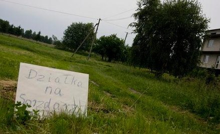 Podaruj działkę żonie - unikniesz podatku przy sprzedaży