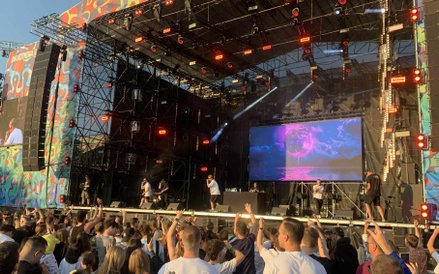 Widok na główną scenę podczas wieczornego koncertu