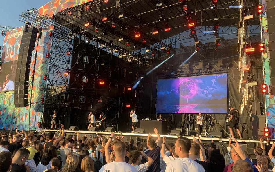 Widok na główną scenę podczas wieczornego koncertu