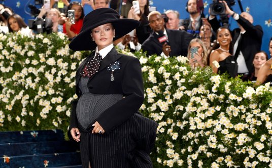 MET Gala 2025: Rihanna w stylizacji Marc Jacobs.