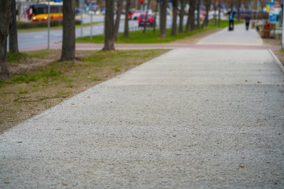 Nowoczesna nawierzchnia chodnika przy Indiry Gandhi spełniająca ekologiczne standardy