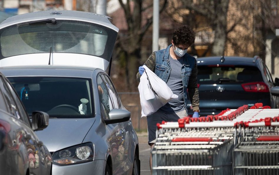 Sondaż: 13,1 proc. Polaków chce, żebyśmy zdjęli maski