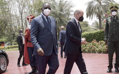 Olaf Scholz jest w Afryce. Na zdjęciu z prezydentem Senegalu Mackym Sallem. Kanclerz odwiedza też Ni