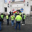 Protestujący rolnicy przed Ministerstwem Rolnictwa
