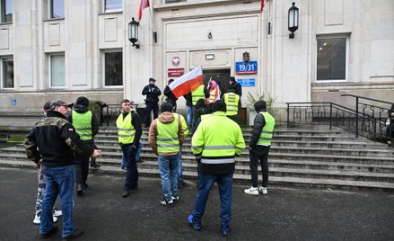 Protestujący rolnicy przed Ministerstwem Rolnictwa