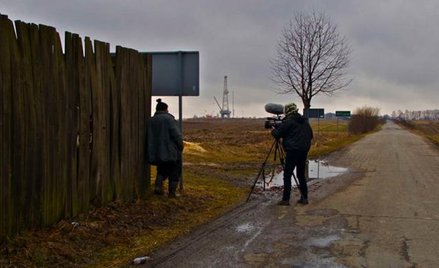 Zamiast sielskiego krajobrazu czeka nas widok na wieże wiertnicze, sugerują twórcy filmu.