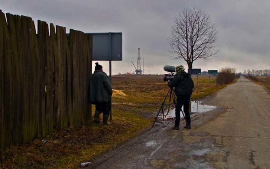 Zamiast sielskiego krajobrazu czeka nas widok na wieże wiertnicze, sugerują twórcy filmu.