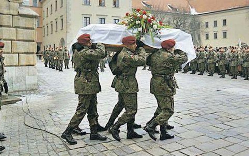 Aby wykonać badania, konieczna była ekshumacja zwłok gen. Władysława Sikorskiego. Trumnę wyniesiono 