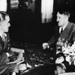 As myśliwski Adolf Galland podczas spotkania z Hitlerem (1942 r.).