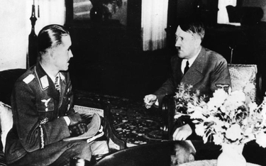 As myśliwski Adolf Galland podczas spotkania z Hitlerem (1942 r.).